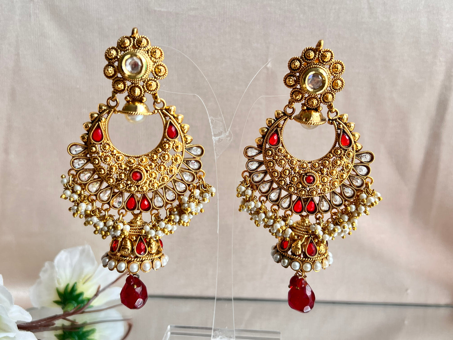 Rote Jhumka-Ohrringe mit kleinen Perlen