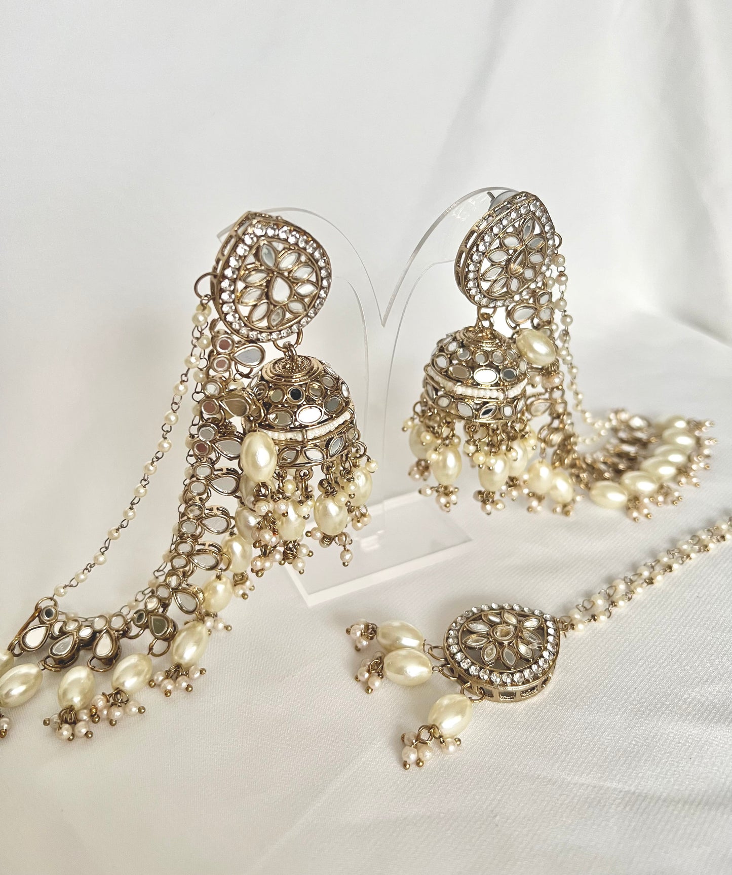 Malikajaan Jhumka Sahara Tikkaset - White