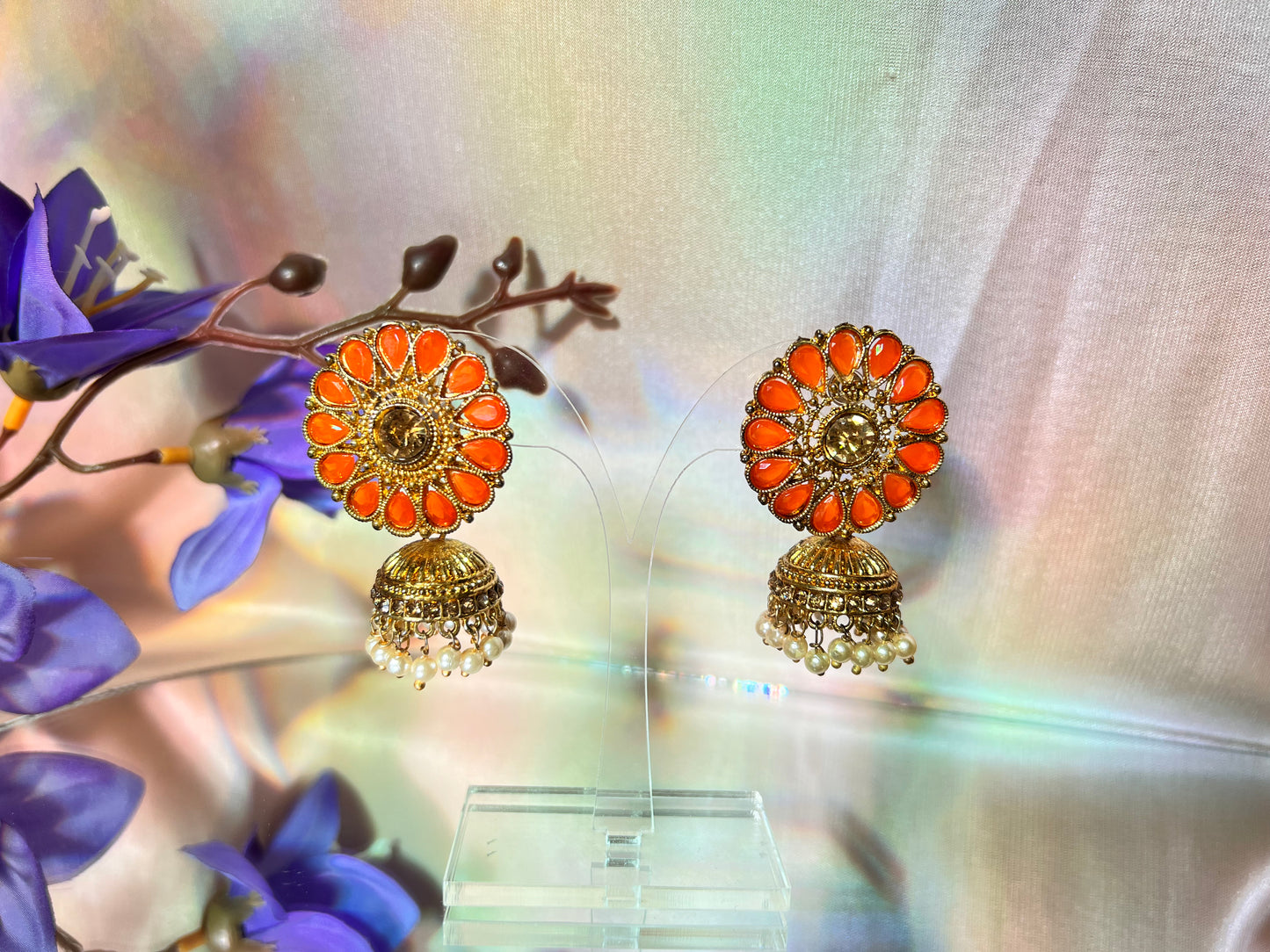 Kleine orangefarbene Jhumka-Ohrringe